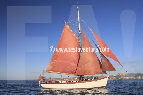 Alquiler de velero para fiestas y despedidas de soltera y soltero en Sitges